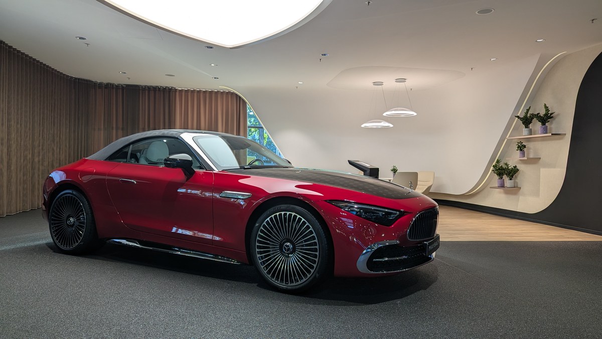 Rotes Mercedes-Maybach-Cabriolet in einem Ausstellungsraum