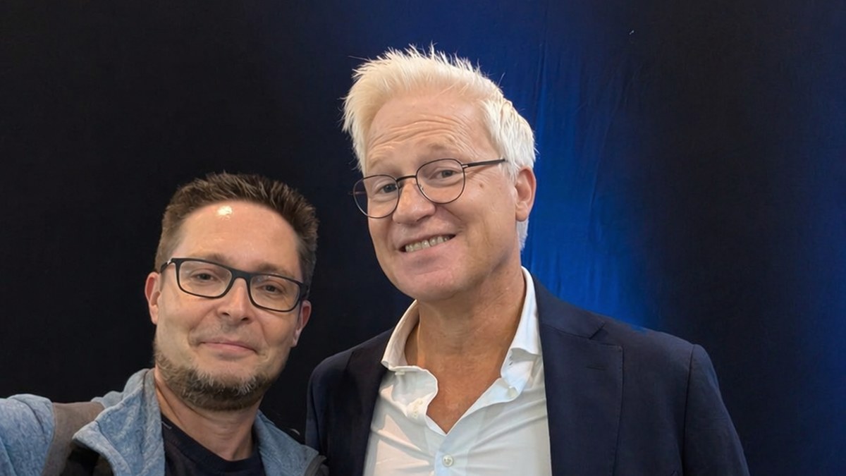 Gemeinsames Foto von zwei Besuchern auf der Invest 2026 in Stuttgart