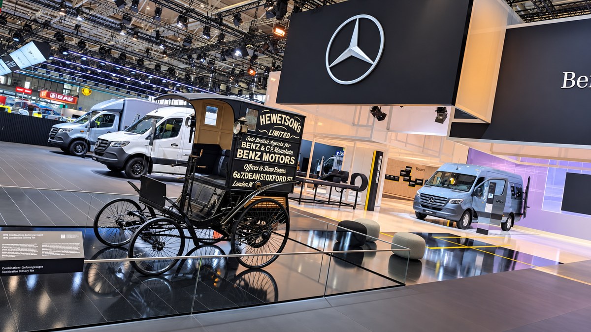 Historischer Benz-Lieferwagen und moderne Transporter am Mercedes-Benz-Stand auf der IAA Hannover