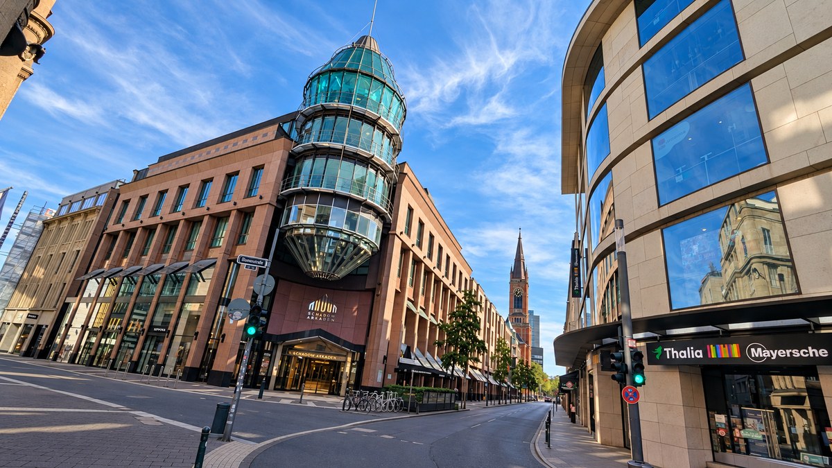 Blick auf die Schadow Arkaden und die Innenstadt von Düsseldorf