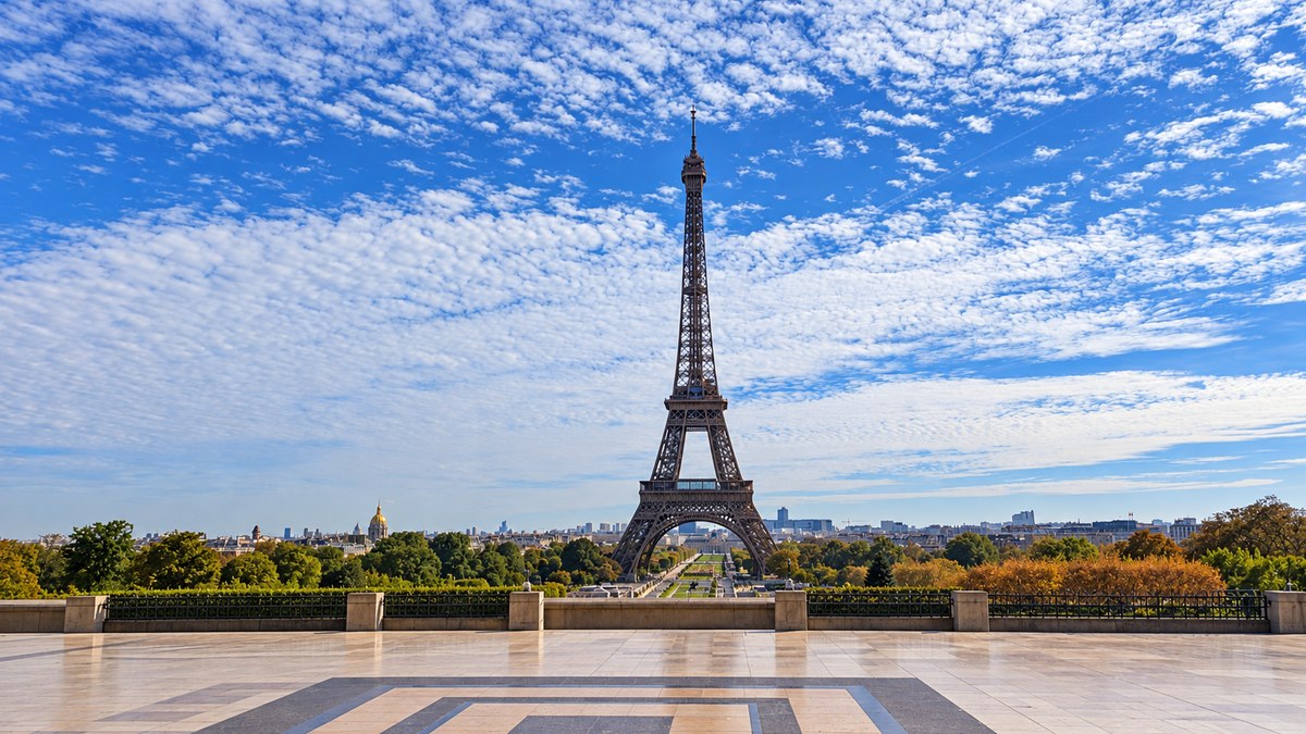 Blick auf den Eiffelturm in Paris unter blauem Himmel mit Wolken